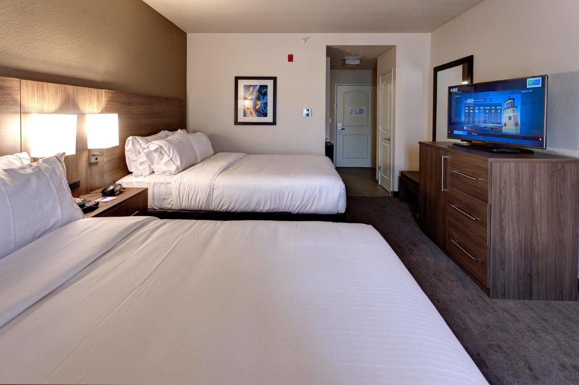 Holiday Inn Express & Suites Great Bend By Ihg Luaran gambar
