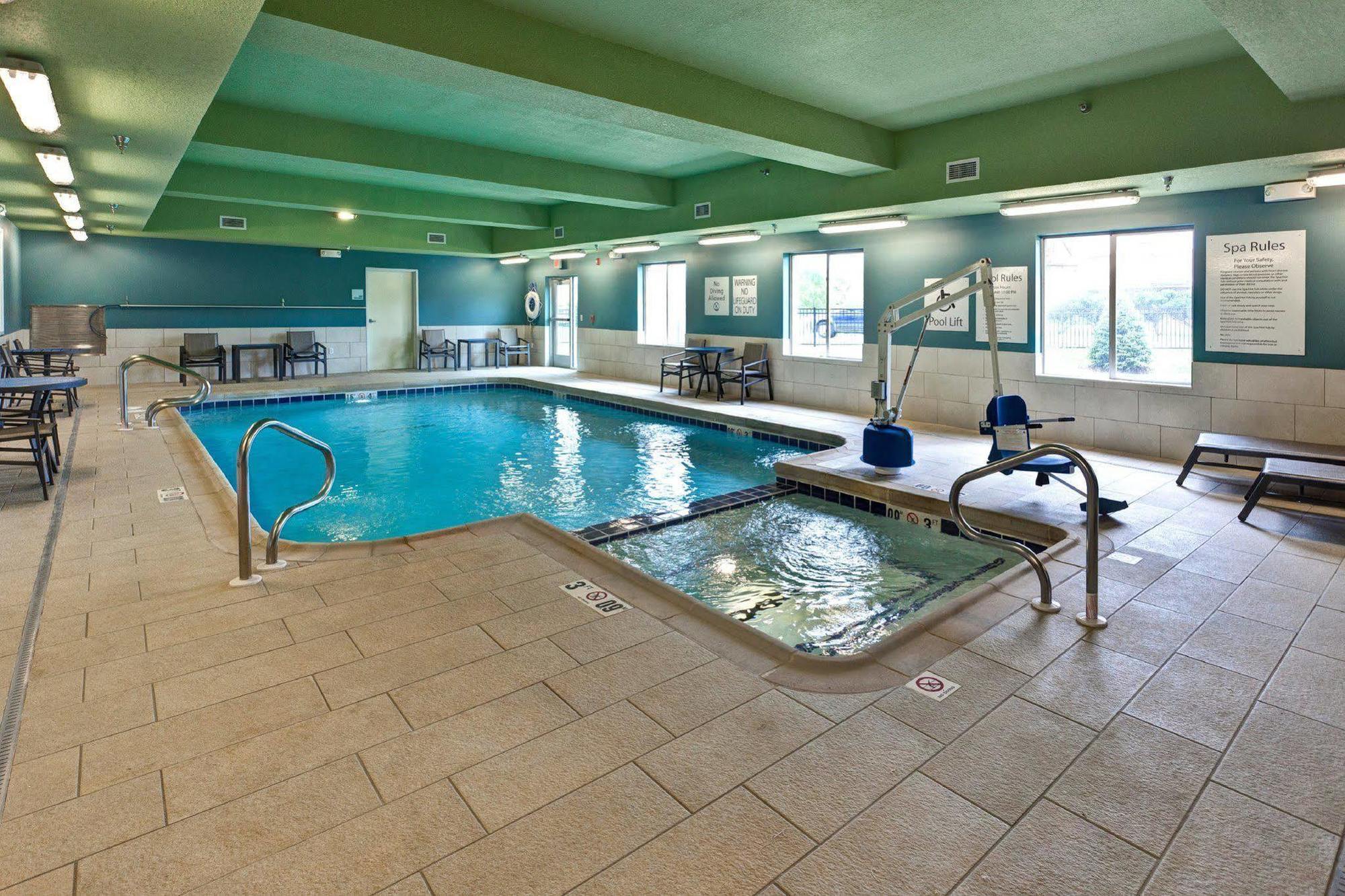 Holiday Inn Express & Suites Great Bend By Ihg Luaran gambar